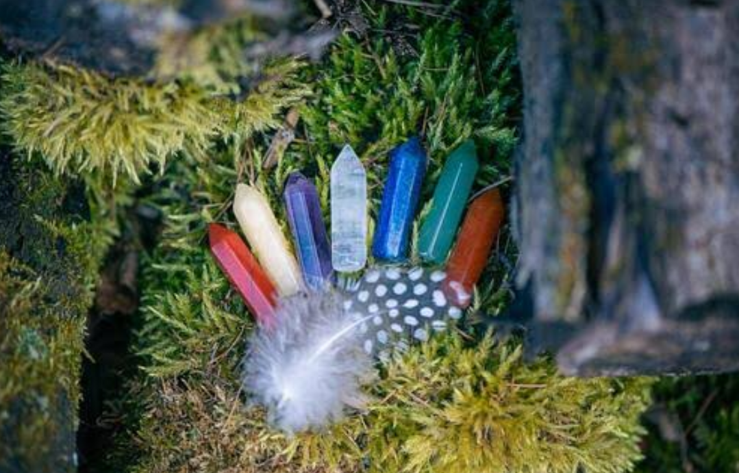 La Alquimia de los Cristales: Guía Esotérica para Limpiar, Activar y Consagrar tus Reliquias Sagradas